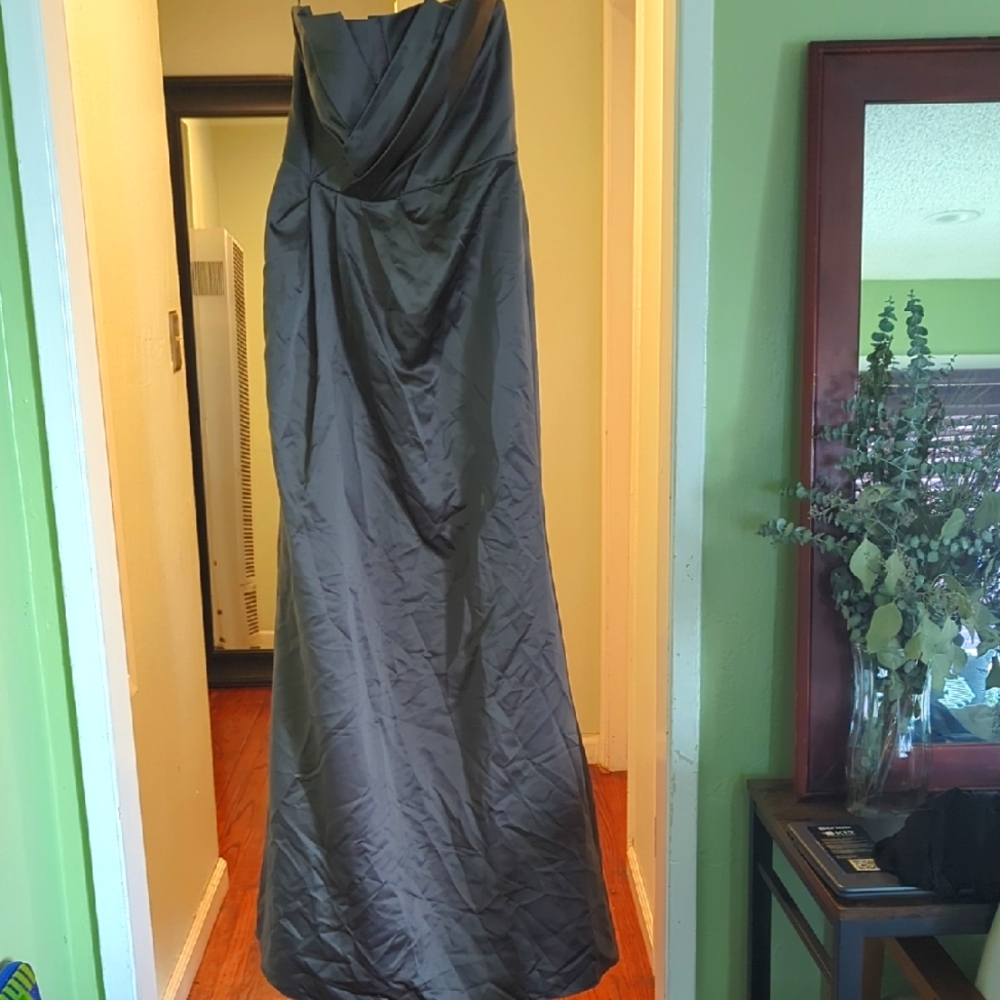 Elegant Vera Wang Dark Silver Strapless Gown